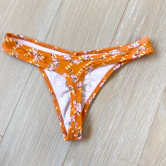 2 Pairs of PINK Victoria’s Secret Panties - Picture 5 of 7